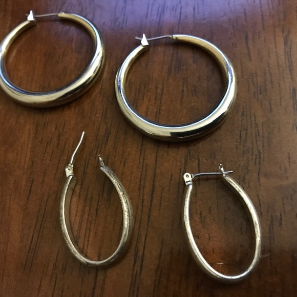 Two pair Silvertone pierced earrings - Picture 1 of 1